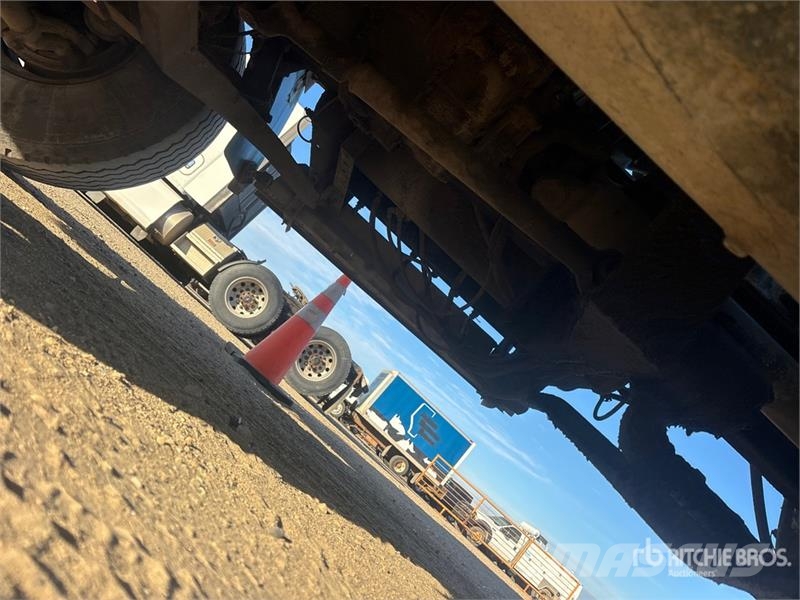 Freightliner FLC 112 6x4 Roll-Off Truck Camiones portacubetas