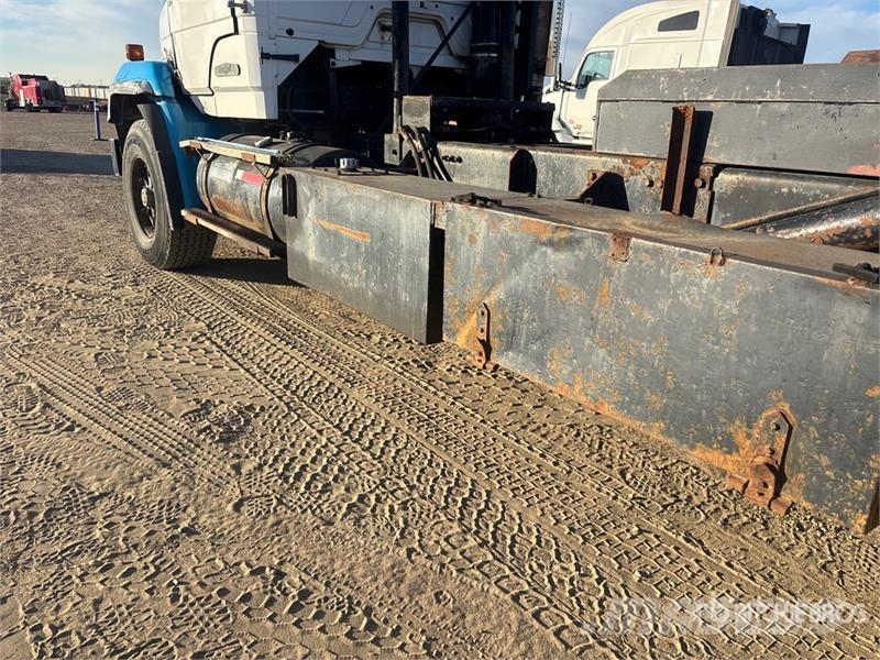 Freightliner FLC 112 6x4 Roll-Off Truck Camiones portacubetas