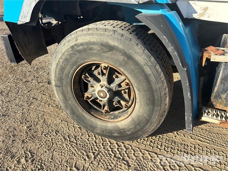 Freightliner FLC 112 6x4 Roll-Off Truck Camiones portacubetas