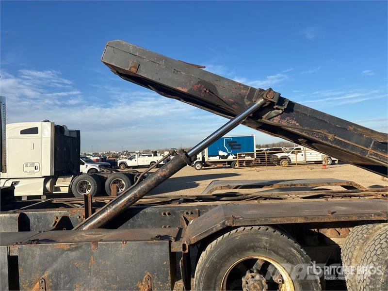 Freightliner FLC 112 6x4 Roll-Off Truck Camiones portacubetas