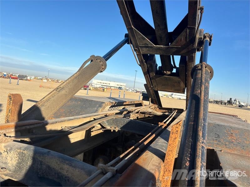 Freightliner FLC 112 6x4 Roll-Off Truck Camiones portacubetas