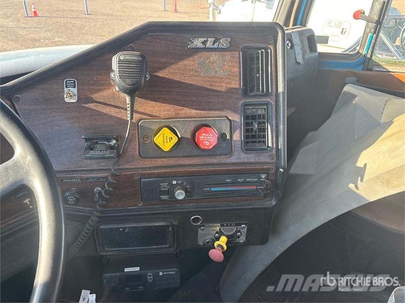 Freightliner FLC 112 6x4 Roll-Off Truck Camiones portacubetas