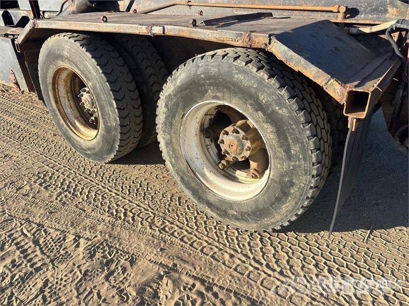 Freightliner FLC 112 6x4 Roll-Off Truck Camiones portacubetas