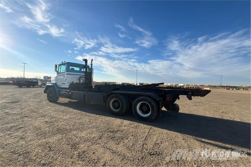 Freightliner FLC 112 6x4 Roll-Off Truck Camiones portacubetas