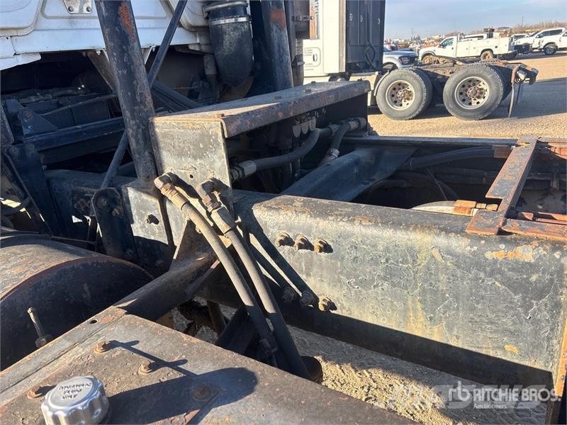 Freightliner FLC 112 6x4 Roll-Off Truck Camiones portacubetas