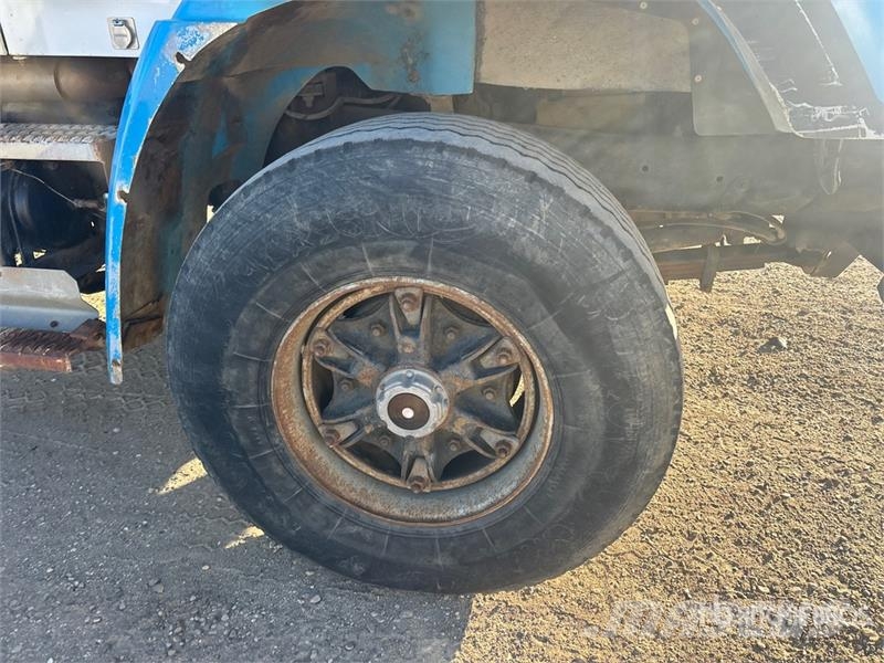 Freightliner FLC 112 6x4 Roll-Off Truck Camiones portacubetas