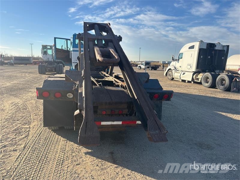 Freightliner FLC 112 6x4 Roll-Off Truck Camiones portacubetas