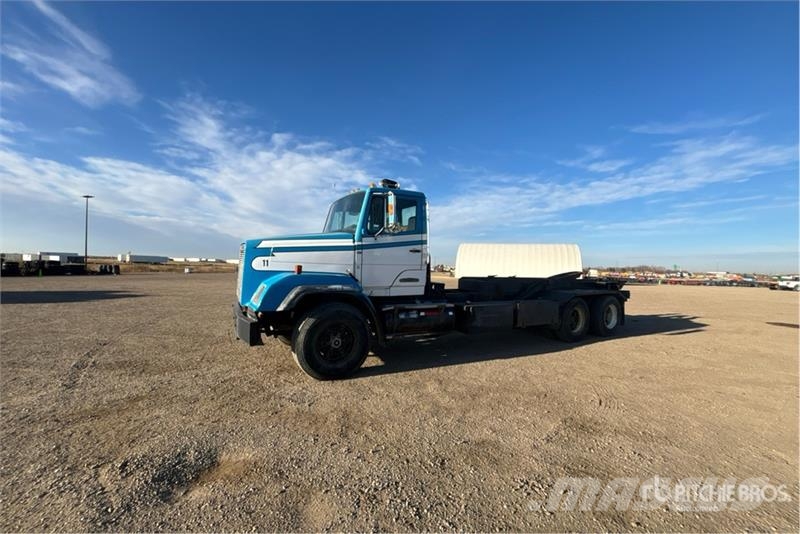 Freightliner FLC 112 6x4 Roll-Off Truck Camiones portacubetas