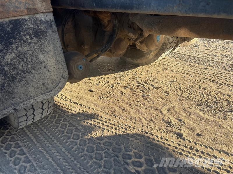Freightliner FLC 112 6x4 Roll-Off Truck Camiones portacubetas