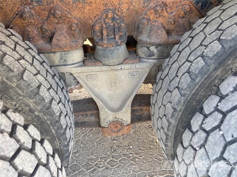 Freightliner FLC 112 6x4 Roll-Off Truck Camiones portacubetas