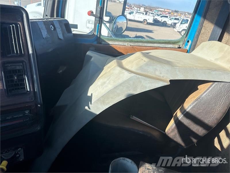 Freightliner FLC112 6x4 Roll-Off Truck Camion con cassone scarrabile