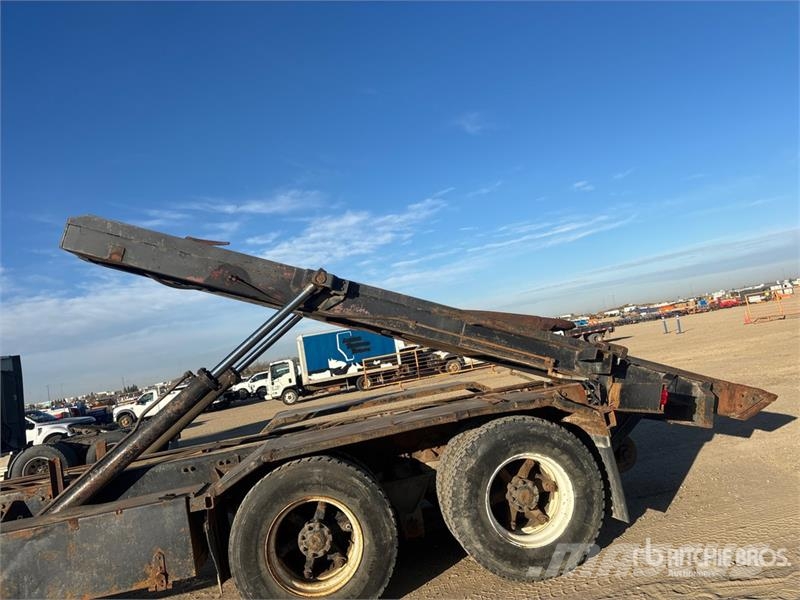 Freightliner FLC112 6x4 Roll-Off Truck Camion con cassone scarrabile