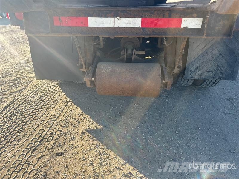 Freightliner FLC112 6x4 Roll-Off Truck Camion con cassone scarrabile