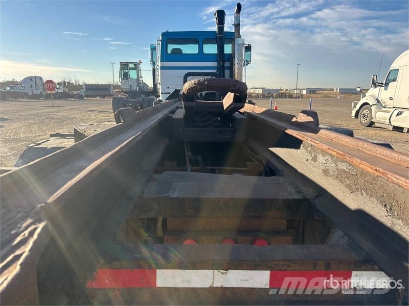 Freightliner FLC112 6x4 Roll-Off Truck Camion con cassone scarrabile