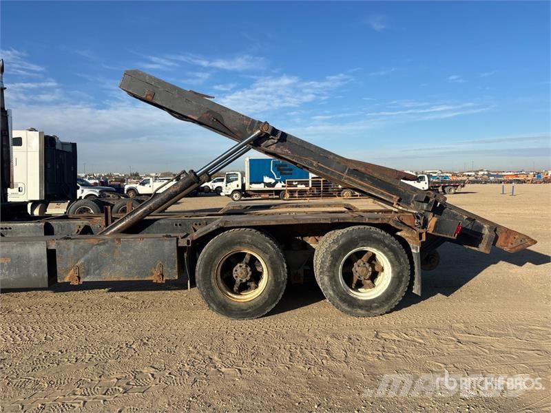 Freightliner FLC112 6x4 Roll-Off Truck Camion con cassone scarrabile