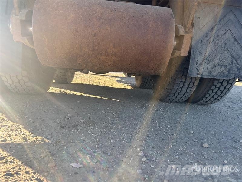 Freightliner FLC112 6x4 Roll-Off Truck Camion con cassone scarrabile