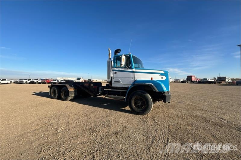 Freightliner FLC112 6x4 Roll-Off Truck Camion con cassone scarrabile