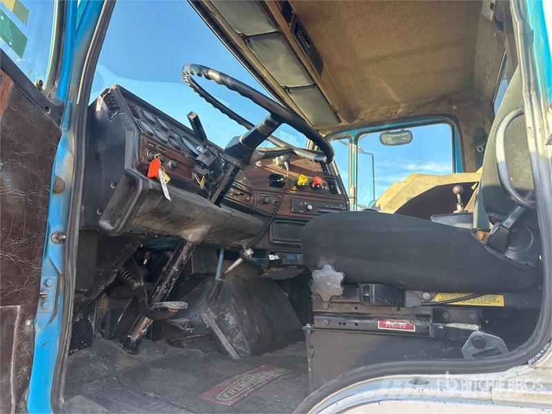 Freightliner FLC112 6x4 Roll-Off Truck Camion con cassone scarrabile