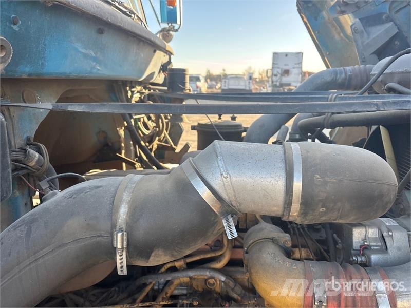 Freightliner FLC112 6x4 Roll-Off Truck Camion con cassone scarrabile