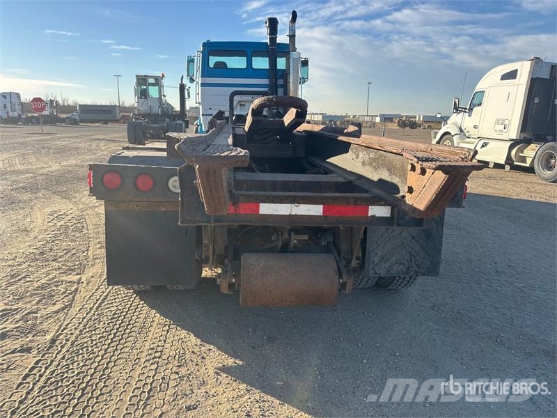 Freightliner FLC112 6x4 Roll-Off Truck Camion con cassone scarrabile