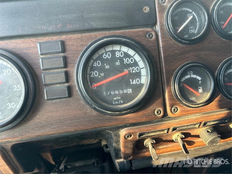 Freightliner FLD 120SD Влекачи