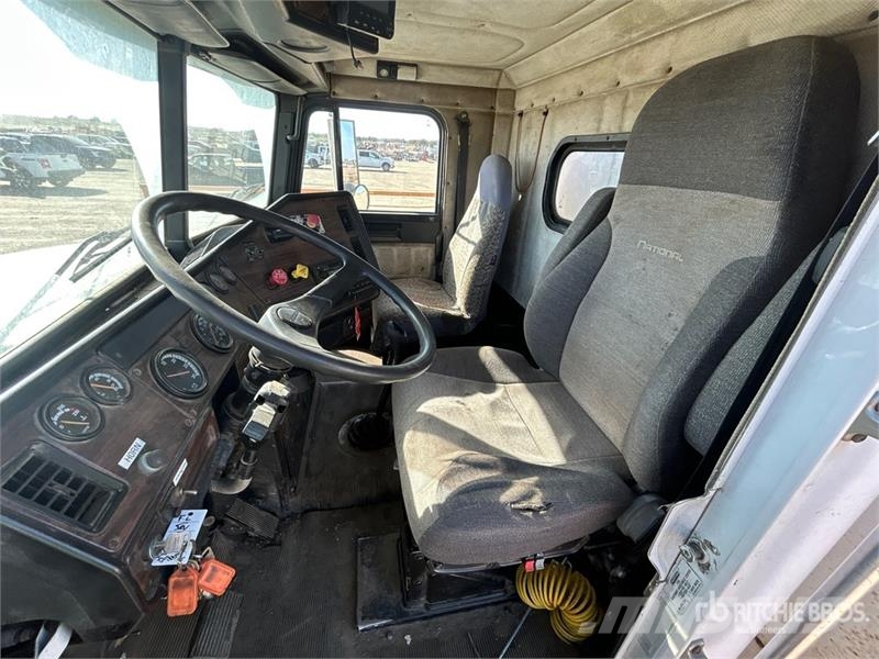 Freightliner FLD112 4x2 Fuel and Lube Truck Tovornjaki cisterne
