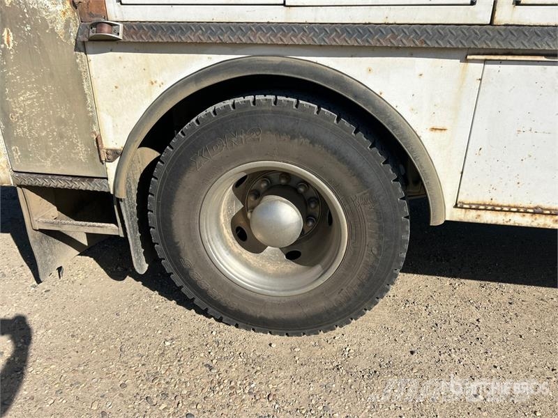 Freightliner FLD112 4x2 Fuel and Lube Truck Tovornjaki cisterne