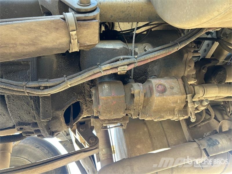 Freightliner FLD112 4x2 Fuel and Lube Truck Tovornjaki cisterne