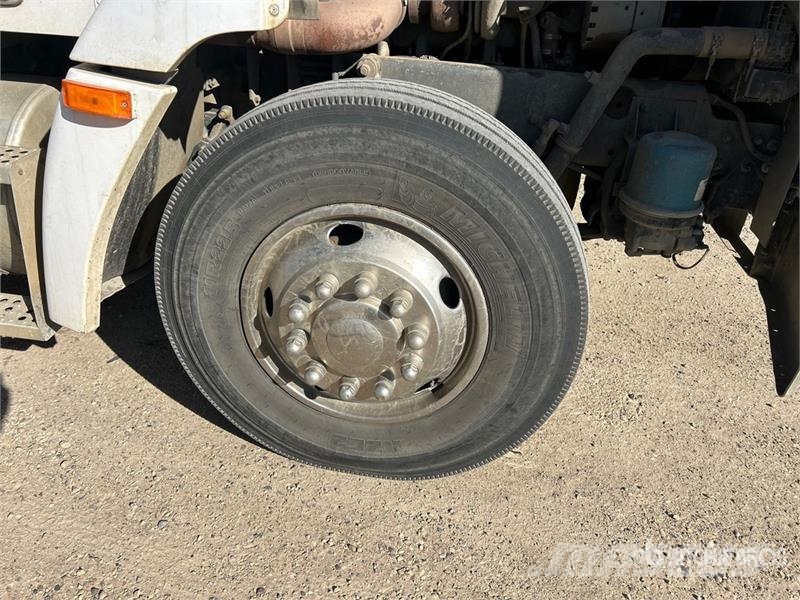 Freightliner FLD112 4x2 Fuel and Lube Truck Tovornjaki cisterne