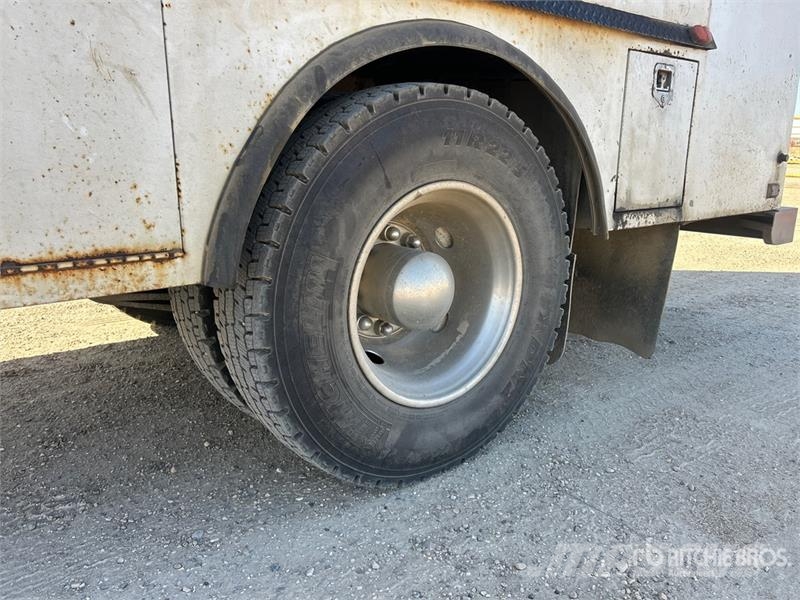 Freightliner FLD112 4x2 Fuel and Lube Truck Tovornjaki cisterne