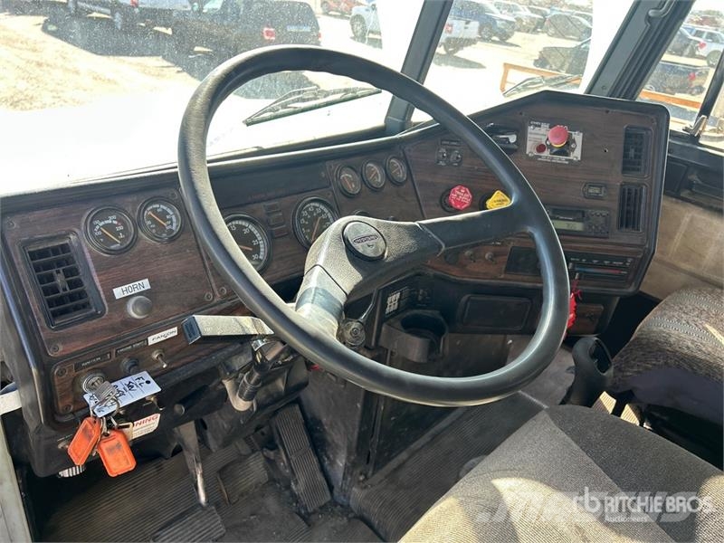 Freightliner FLD112 4x2 Fuel and Lube Truck Tovornjaki cisterne