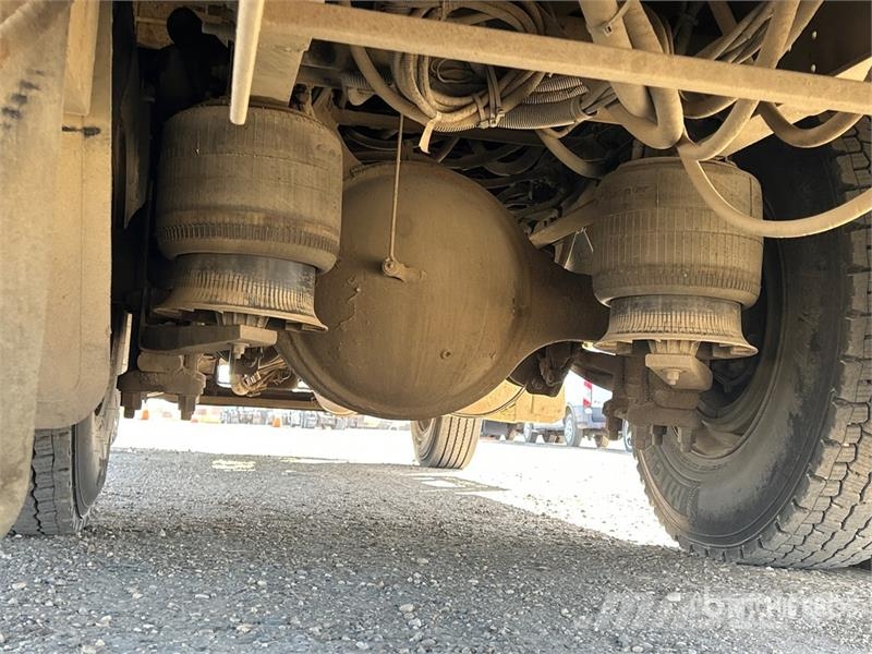 Freightliner FLD112 4x2 Fuel and Lube Truck Tovornjaki cisterne