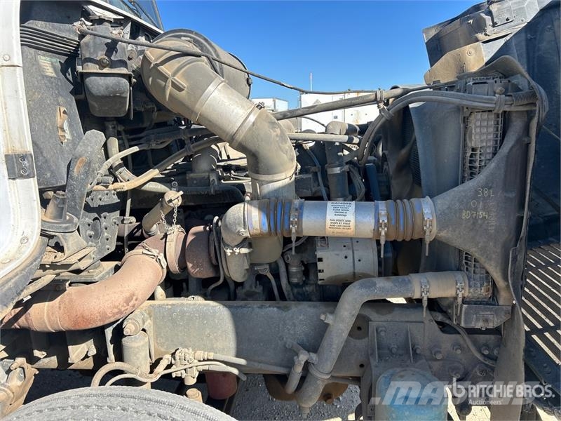 Freightliner FLD112 4x2 Fuel and Lube Truck Tovornjaki cisterne