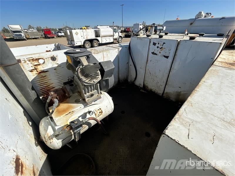 Freightliner FLD112 4x2 Fuel and Lube Truck Tovornjaki cisterne