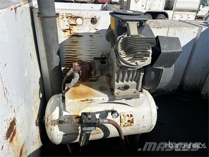 Freightliner FLD112 4x2 Fuel and Lube Truck Tovornjaki cisterne