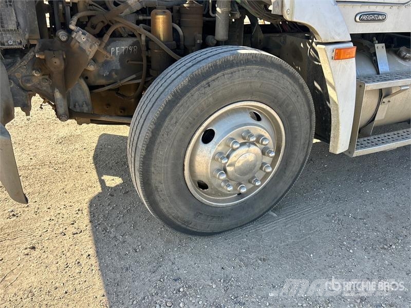 Freightliner FLD112 4x2 Fuel and Lube Truck Tovornjaki cisterne