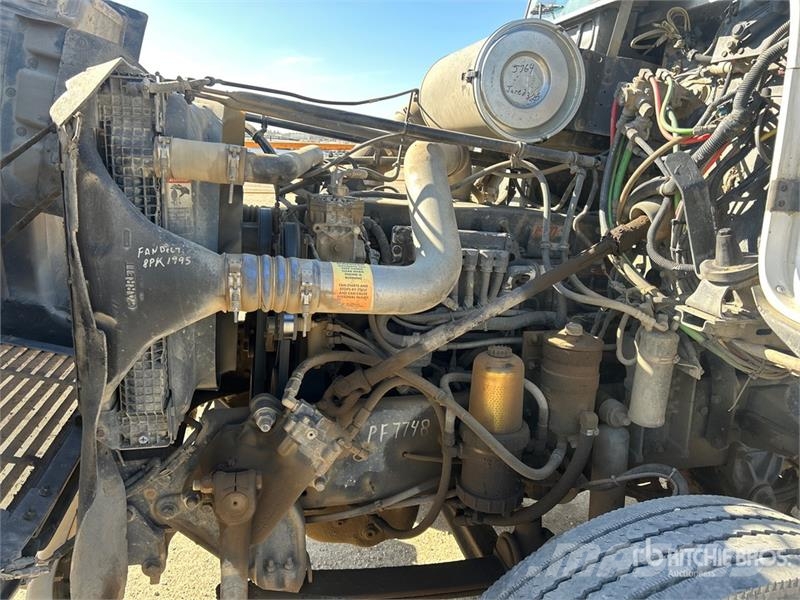 Freightliner FLD112 4x2 Fuel and Lube Truck Tovornjaki cisterne