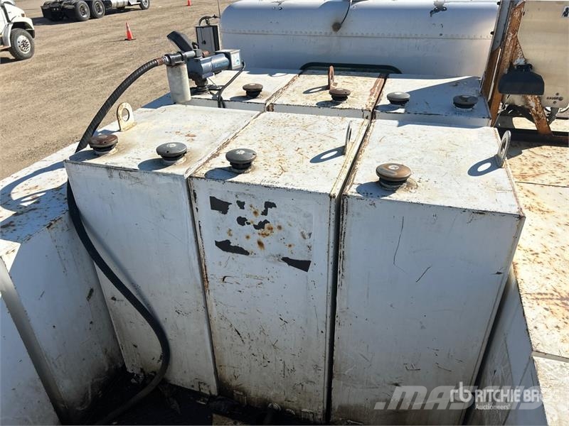 Freightliner FLD112 4x2 Fuel and Lube Truck Tovornjaki cisterne