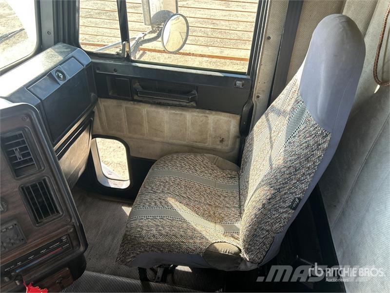 Freightliner FLD112 4x2 Fuel and Lube Truck Tovornjaki cisterne