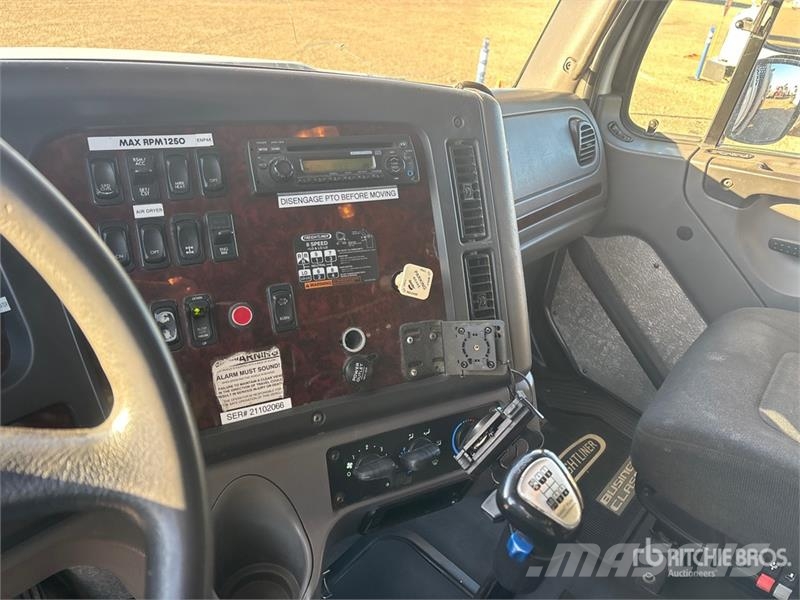 Freightliner Hiab 211E P-S Hiduo 6900 kg Knuckle Boom on  Freig Autogru