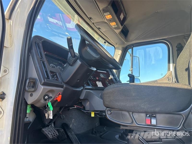 Freightliner Hiab 211E P-S Hiduo 6900 kg Knuckle Boom on  Freig Autogru