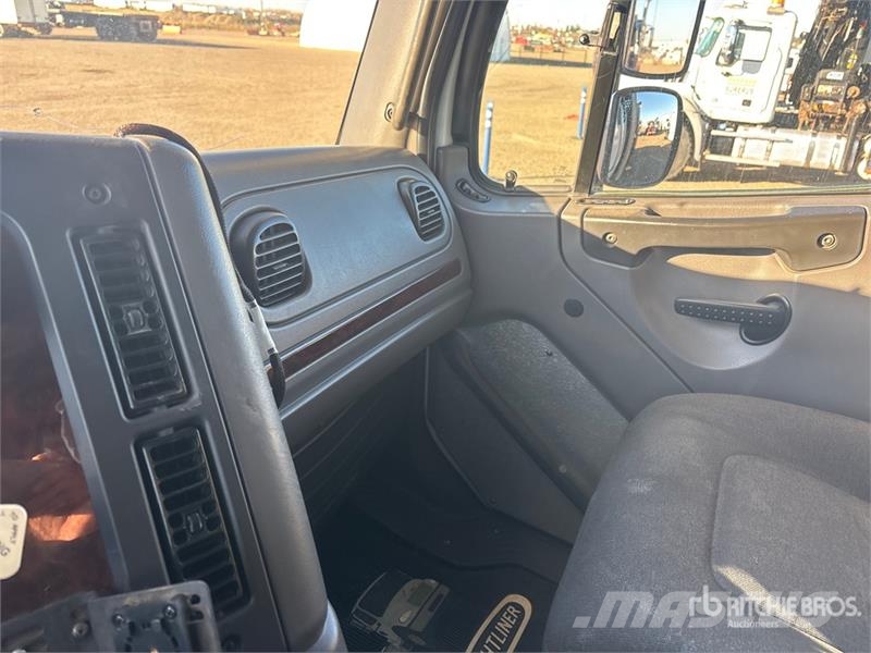Freightliner Hiab 211E P-S Hiduo 6900 kg Knuckle Boom on  Freig Autogru