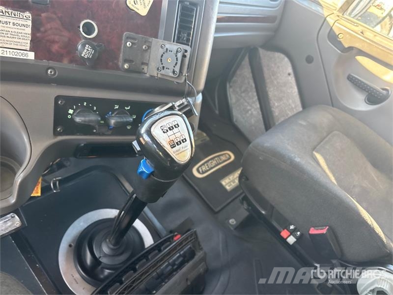 Freightliner Hiab 211E P-S Hiduo 6900 kg Knuckle Boom on  Freig Autogru