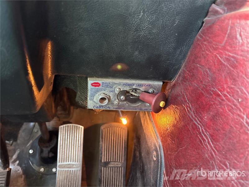 Freightliner Hiab 335 K-4 7500 lb Knuckle Boom on Freightliner Truck mounted cranes