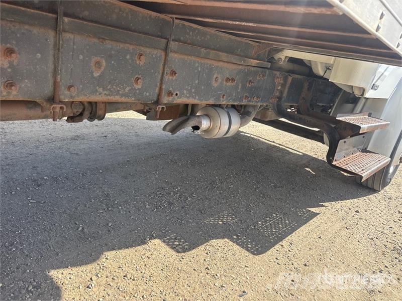Freightliner M2 106 Фургони