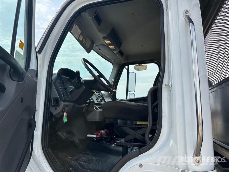 Freightliner M2 106 Hinausautot