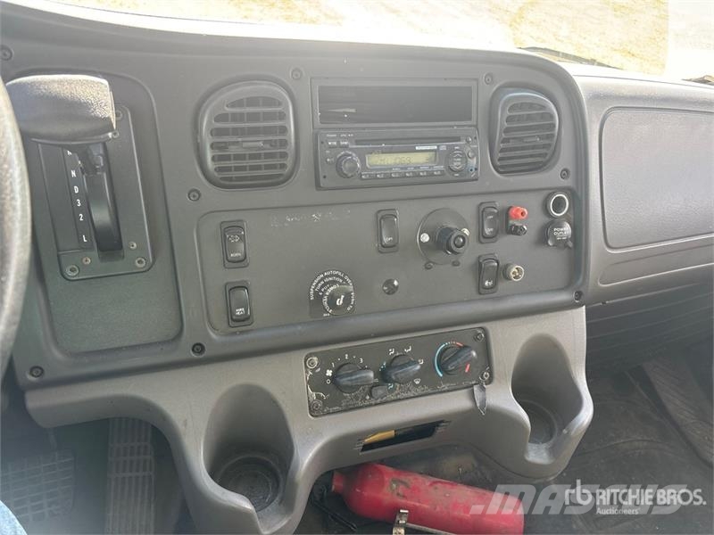 Freightliner M2 106 Фургони