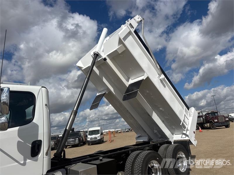 Freightliner M2 106 Грузовики-Самосвалы