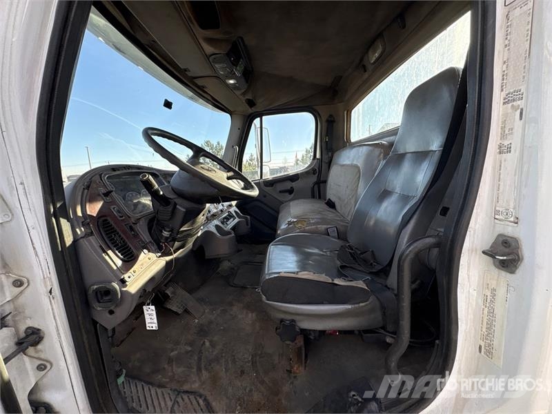 Freightliner M2 106 Kabine i unutrašnjost