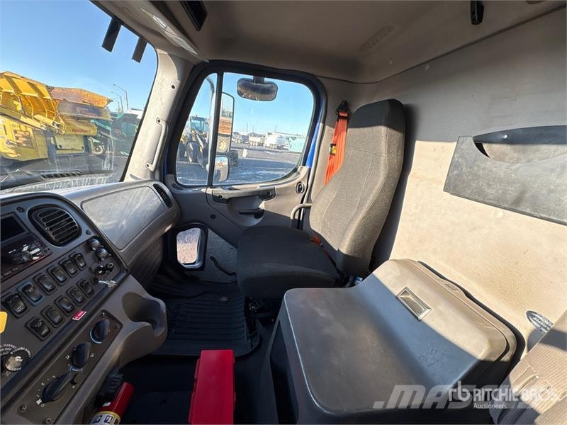 Freightliner M2 106 Hytter och interiör